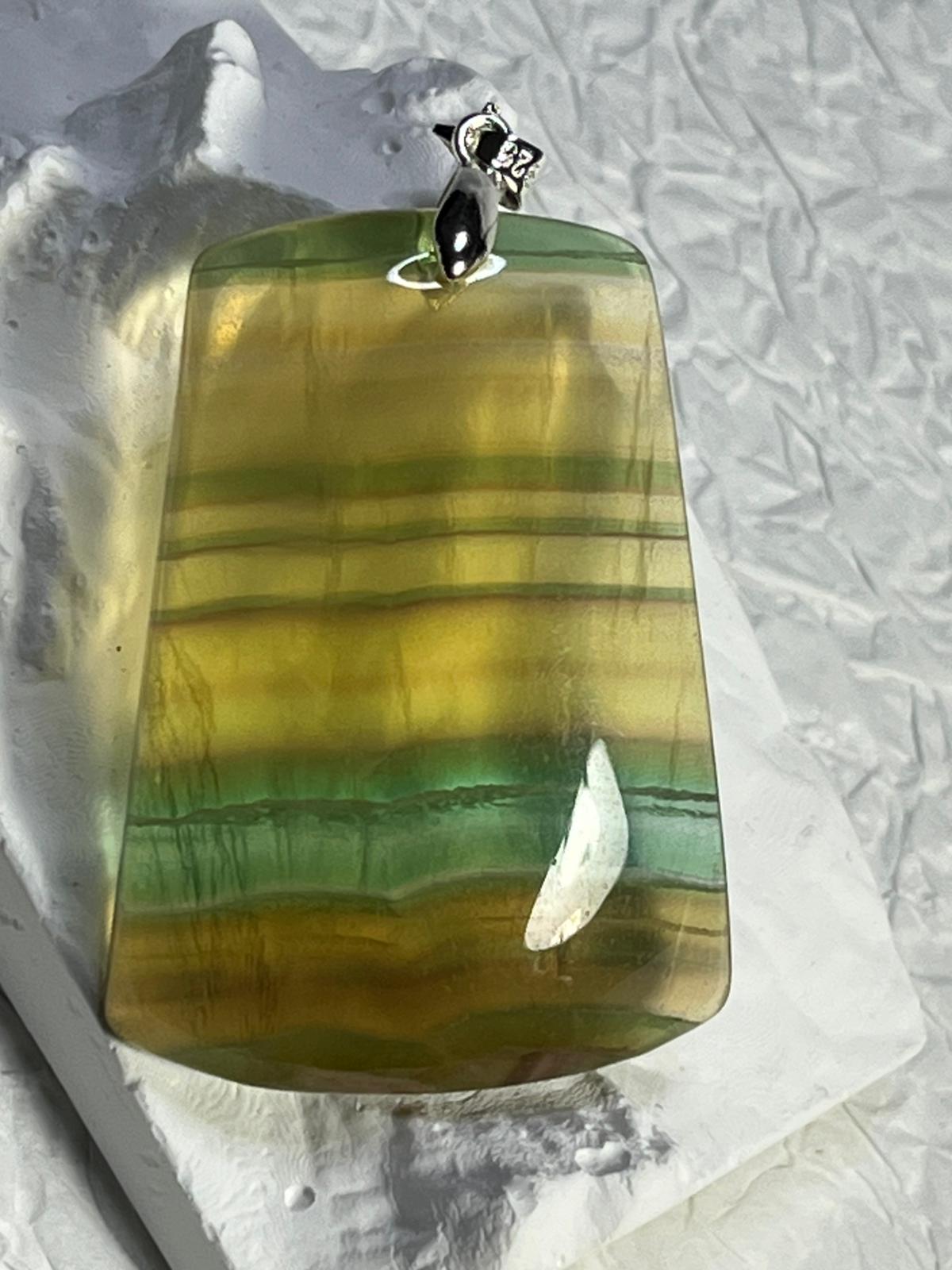 Pendentif en Fluorite (Bélière en Argent 925)