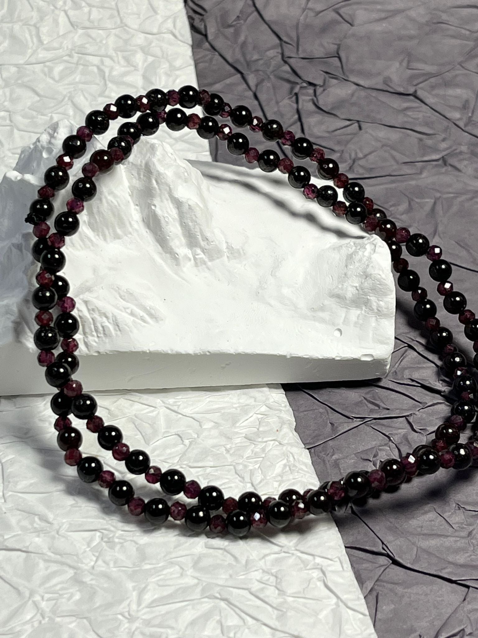 Collier Grenat Deux Façons Monté sur Fil Élastique