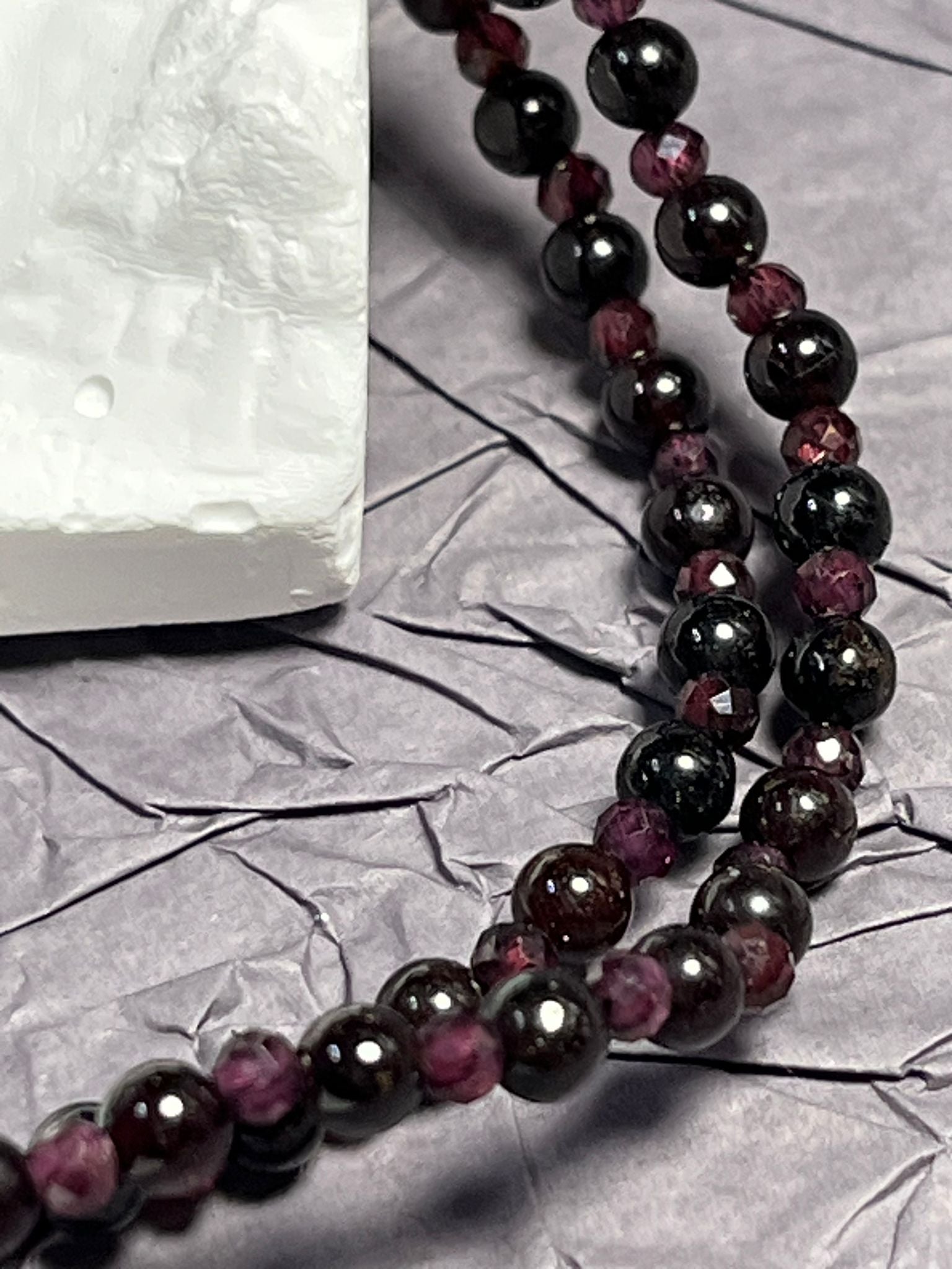 Collier Grenat Deux Façons Monté sur Fil Élastique