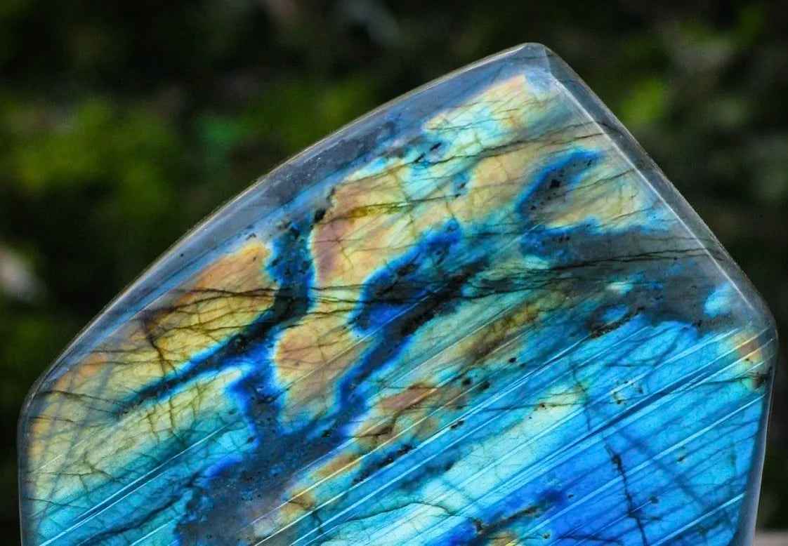 Labradorite, pourquoi dit-on que c'est la pierre du soignant ?