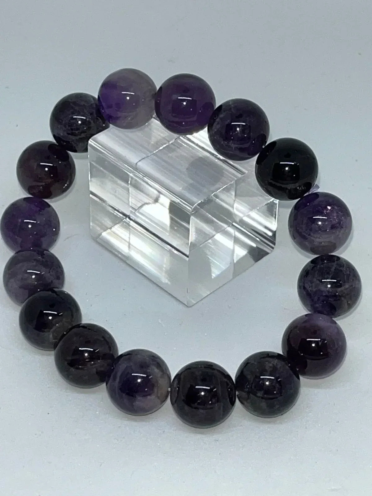 Pourquoi-l-améthyste-apaise-l-esprit-vertus-usages-et-entretien OlyGem's