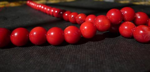 Corail rouge naturel : comment éviter le corail reconstitué ou teinté ?