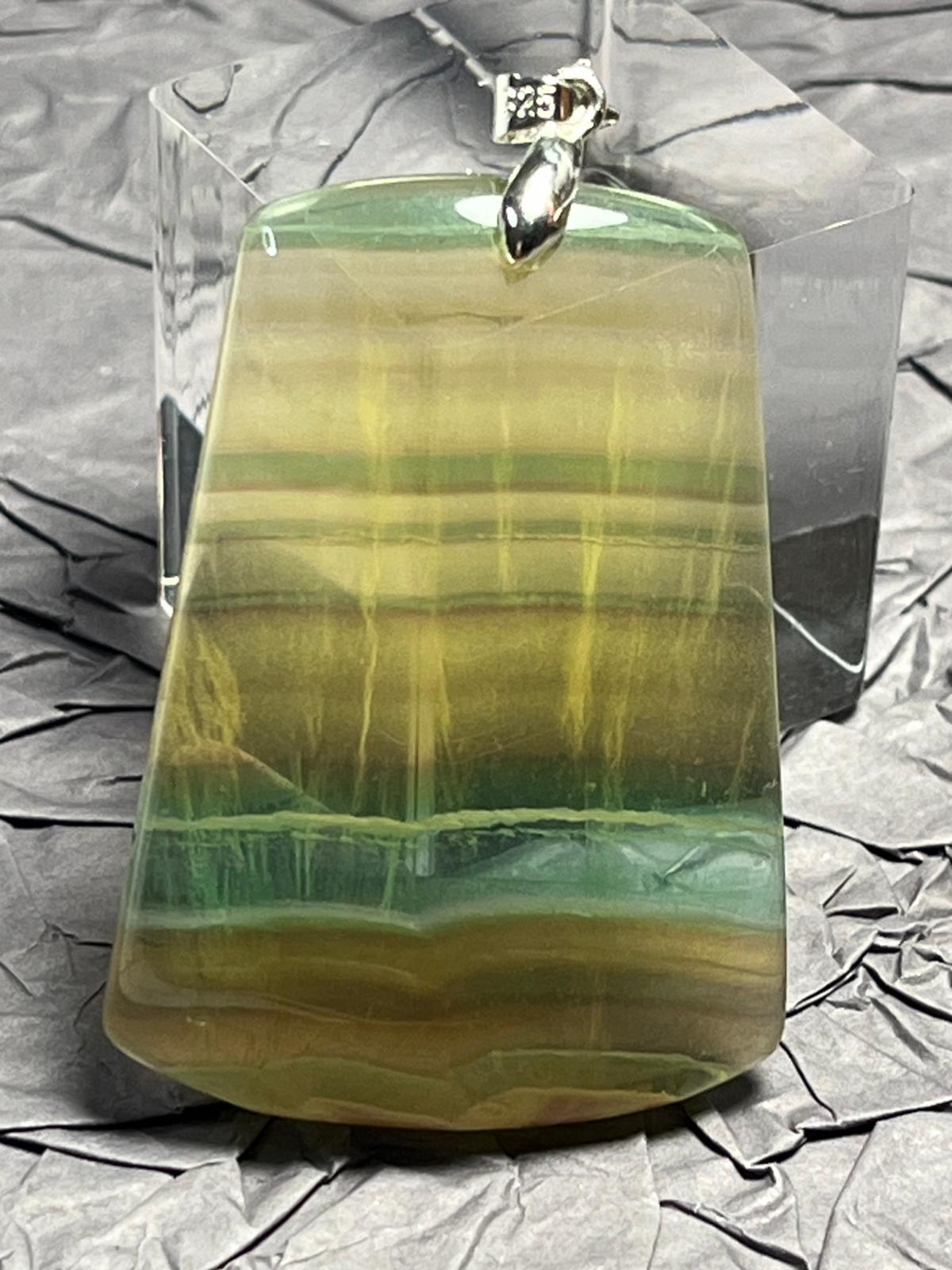 Pendentif en Fluorite (Bélière en Argent 925)