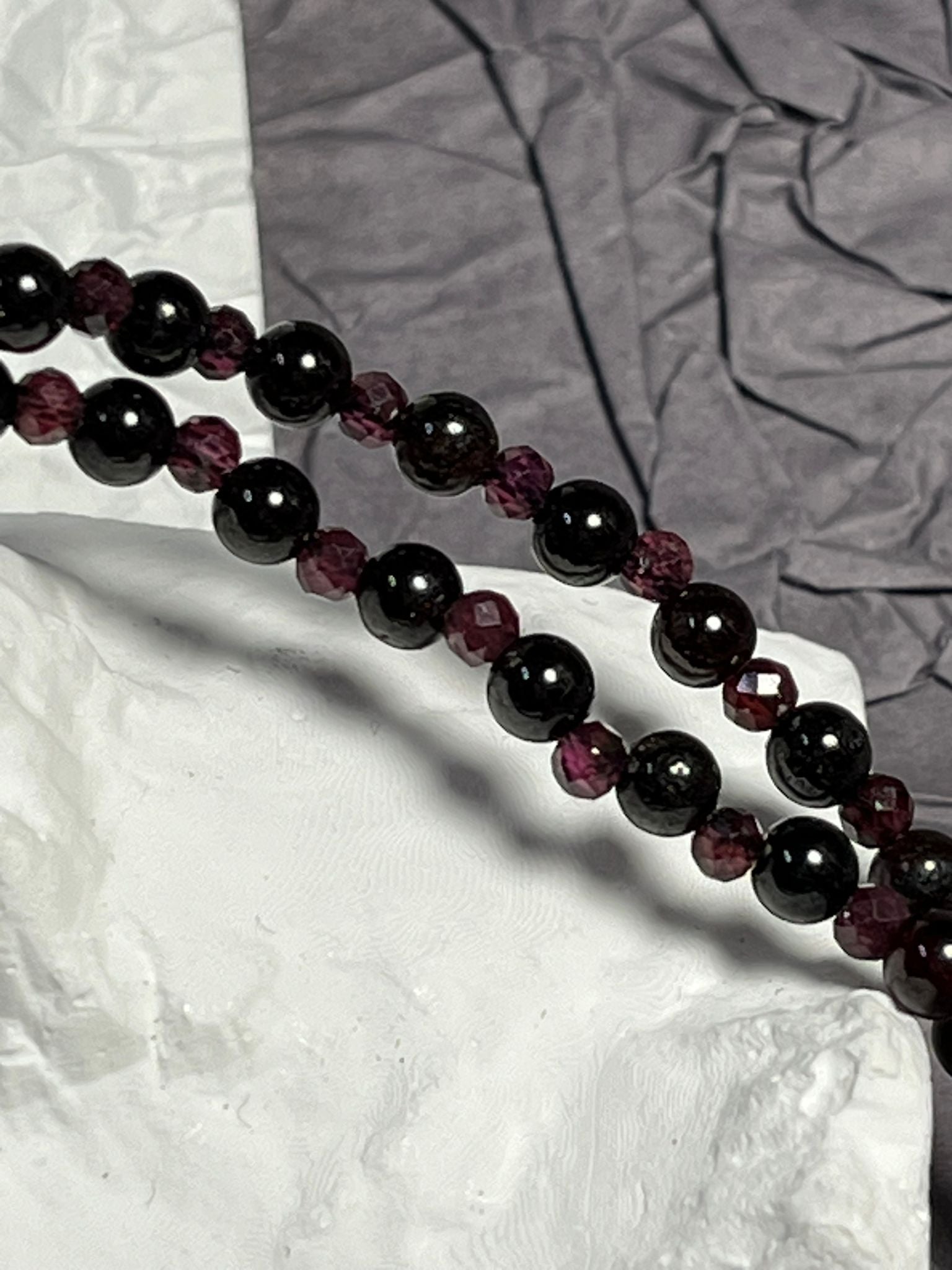 Collier Grenat Deux Façons Monté sur Fil Élastique