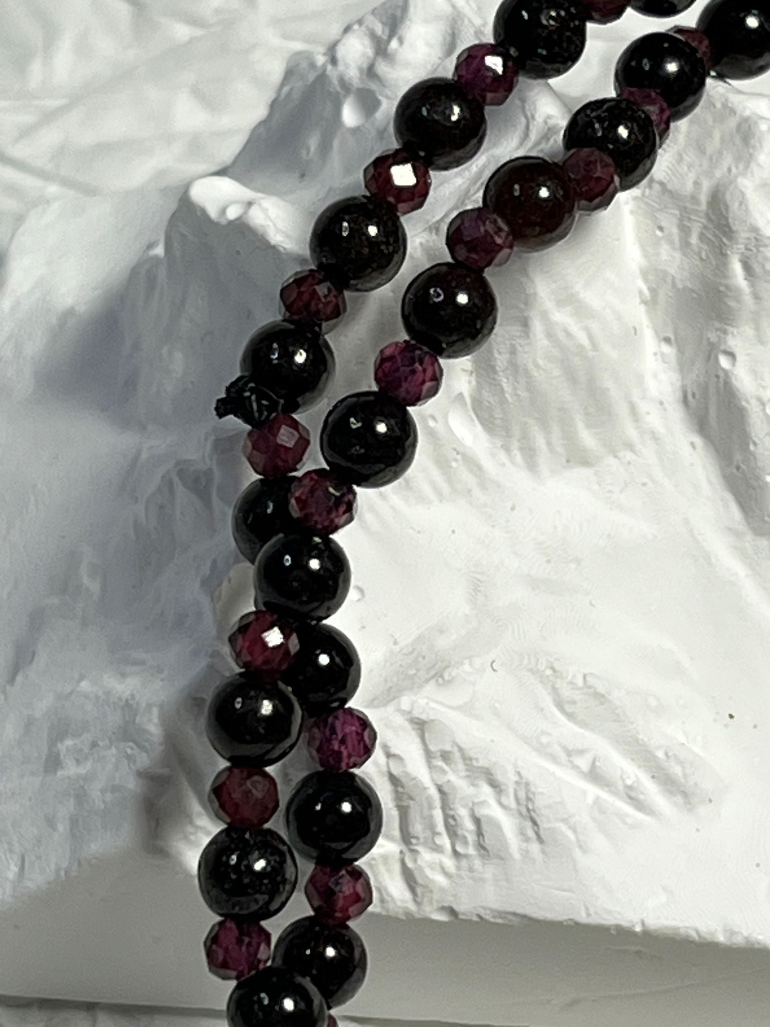 Collier Grenat Deux Façons Monté sur Fil Élastique