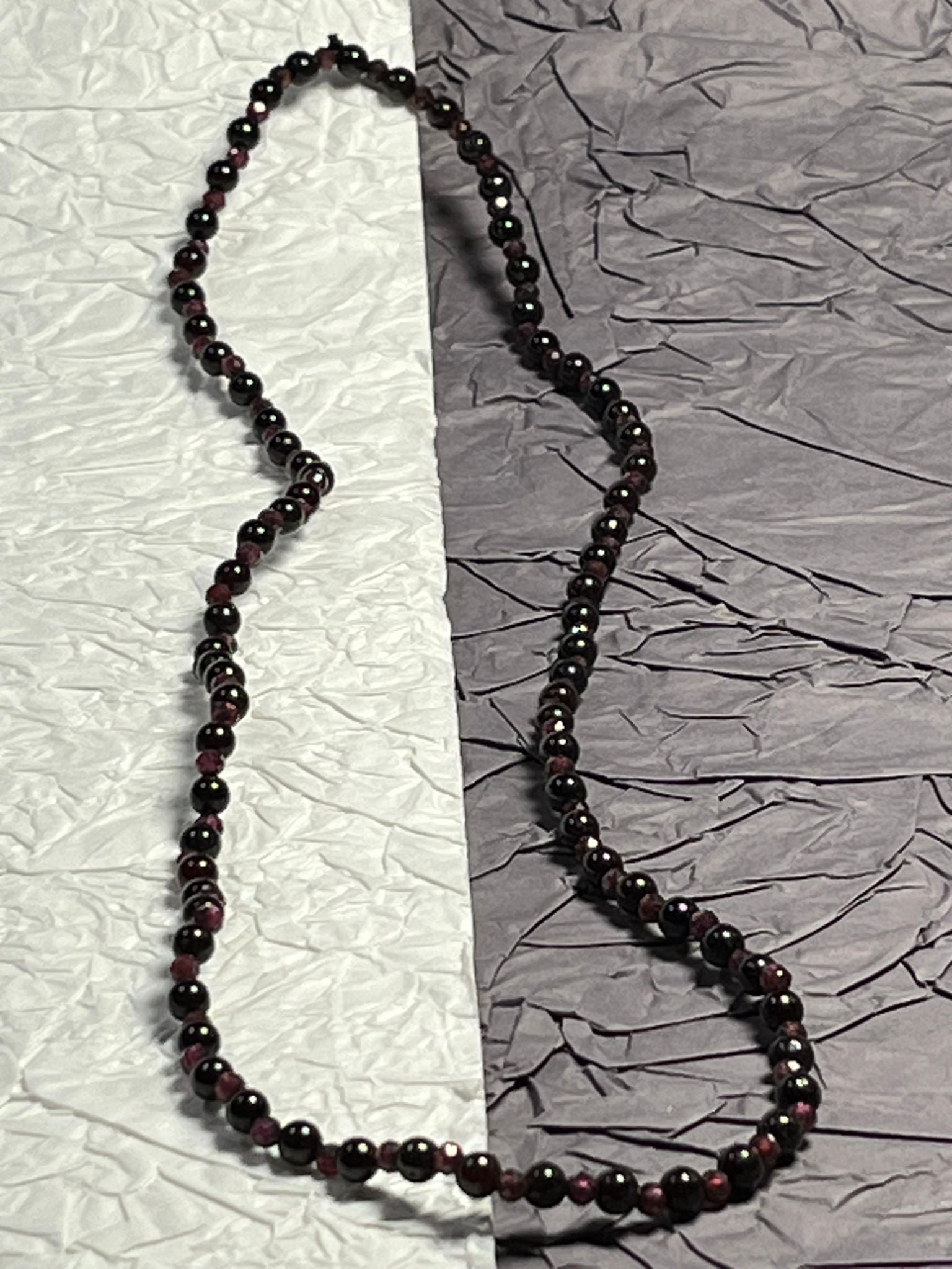 Collier Grenat Deux Façons Monté sur Fil Élastique