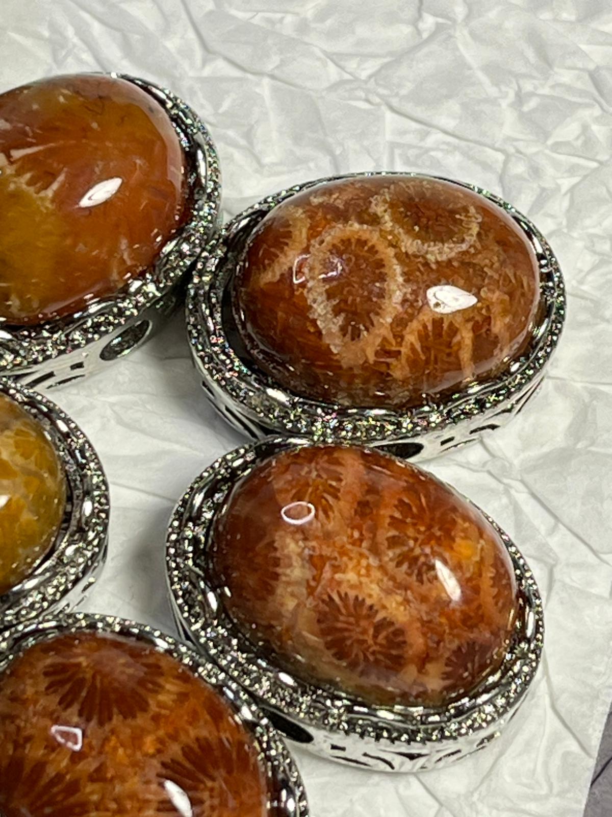 Charm en Corail Fossilisé, sur cuivre plaqué argenté